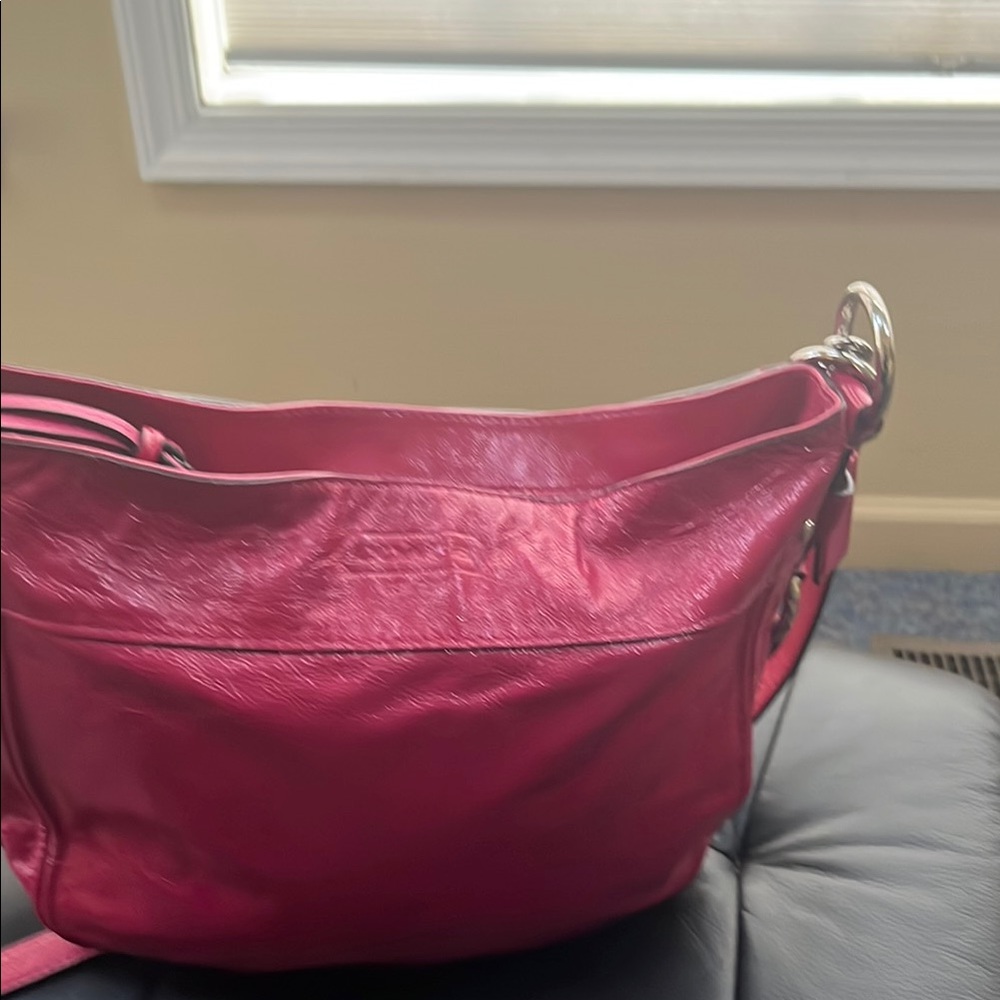 Elegant Pink Leather Shoulder Bag - Picture 1 of 7